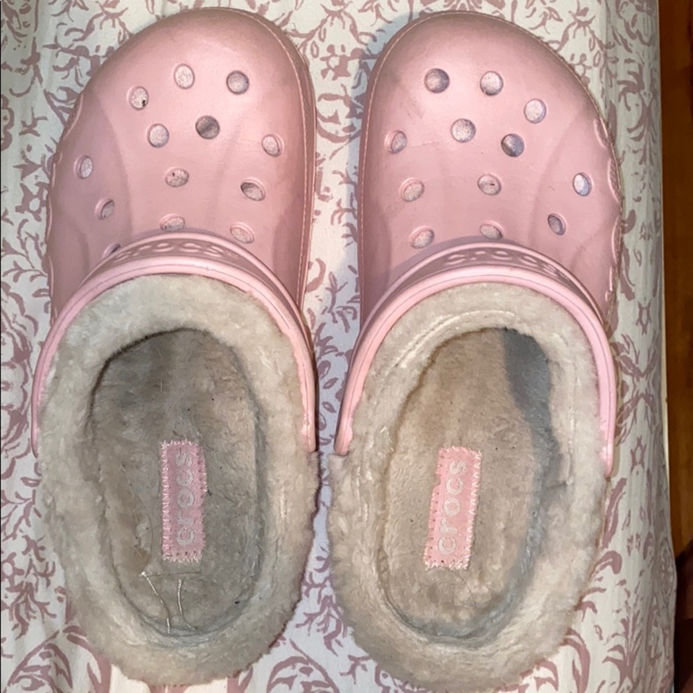 pink fuzzy crocs